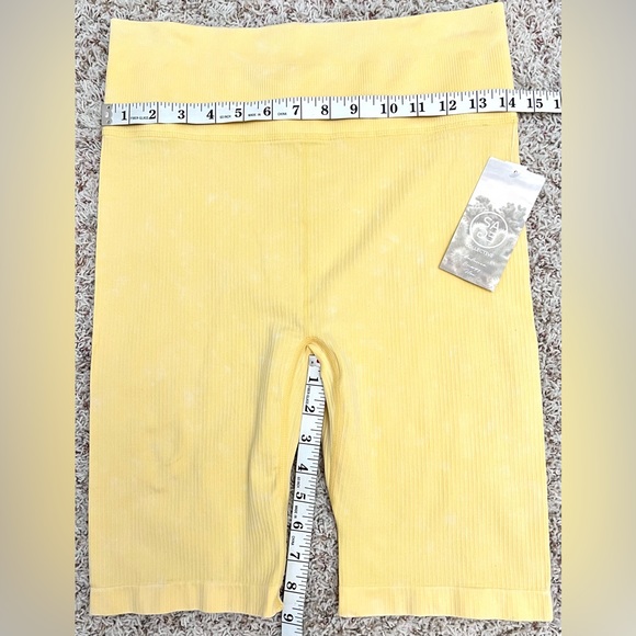 Women’s SAGE Collective Ribbed Bike Shorts Banana Cream Yellow Large NWT - Picture 2 of 4